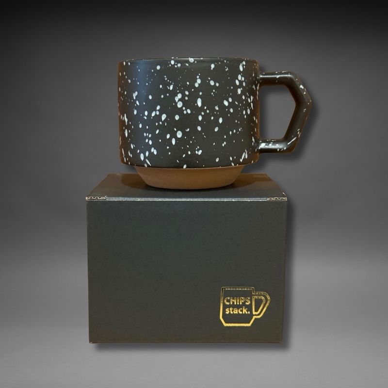 Chips Stack Mug 280ml Splash Black/White – stackable Japanese ceramic mug in gift box.
