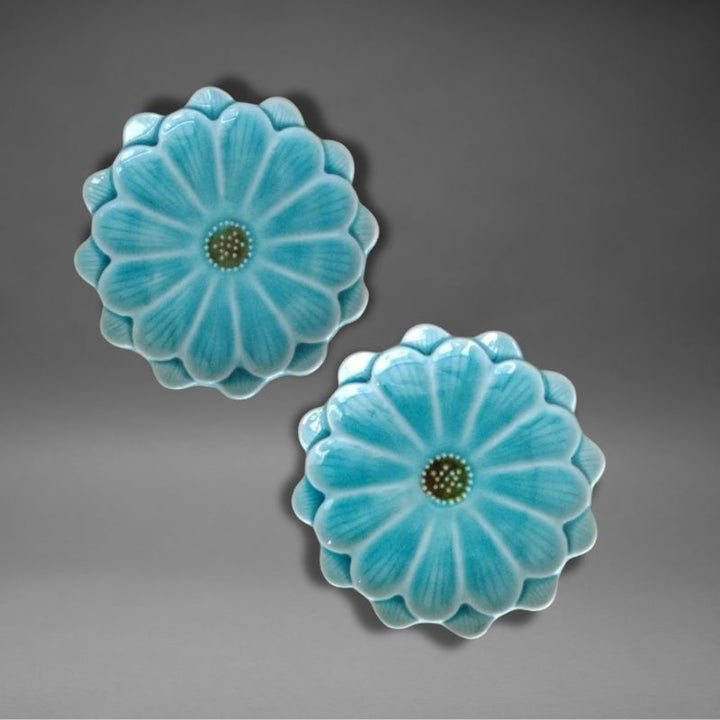 Pair of turquoise blue Handmade Mino-ware Crackle Glaze Flower Mini Plates — Japan-made ceramic dishes with detailed flower-petal relief and kan-iri crackle pattern.