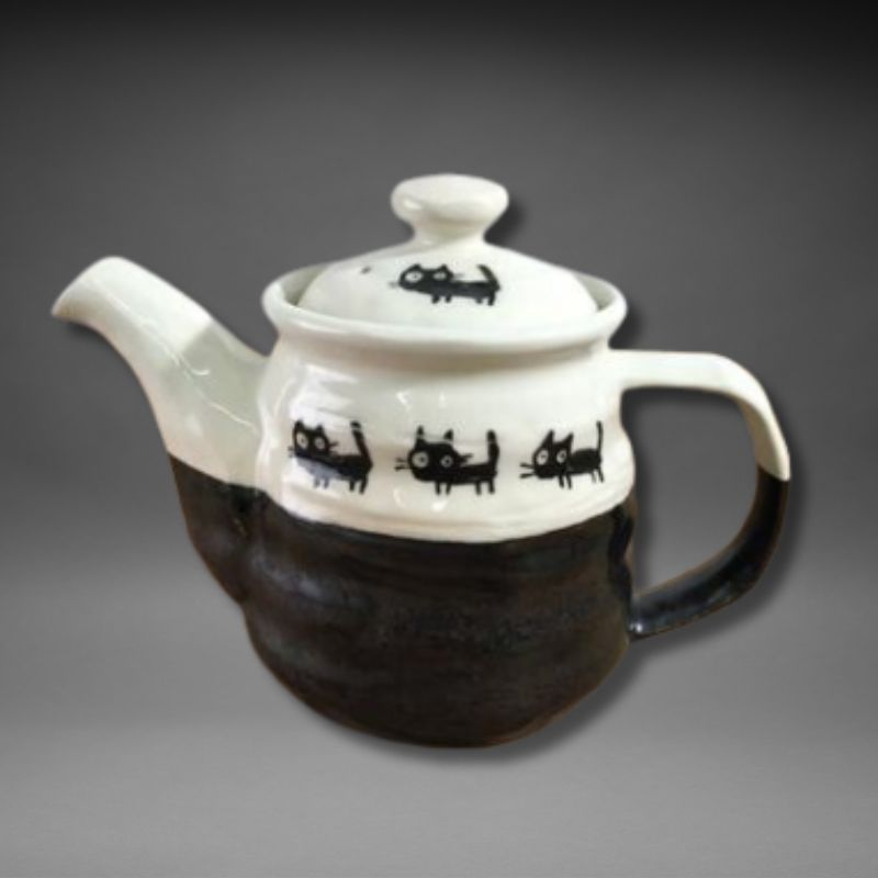 Japanese Mino-yaki Black Cats Teapot 490mL with hand-painted cat design and lid — made in Gifu Prefecture.