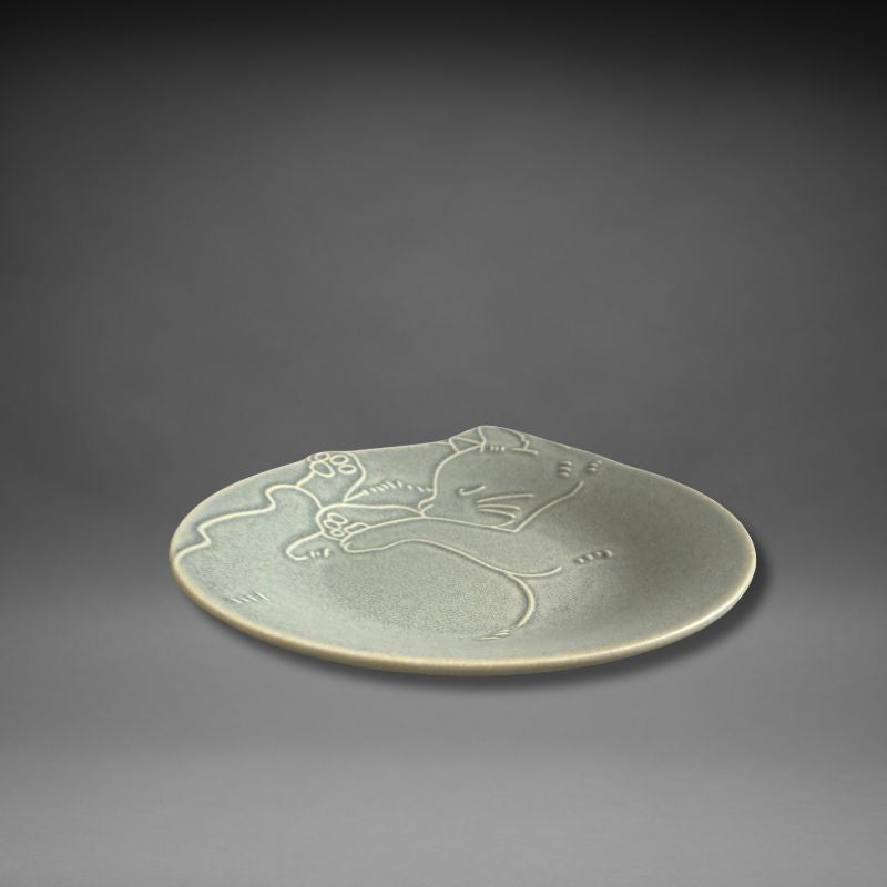 Angled view of Ice Mint Miau Cat plate displaying gentle curves, engraved paws and tail detail under soft studio light.”