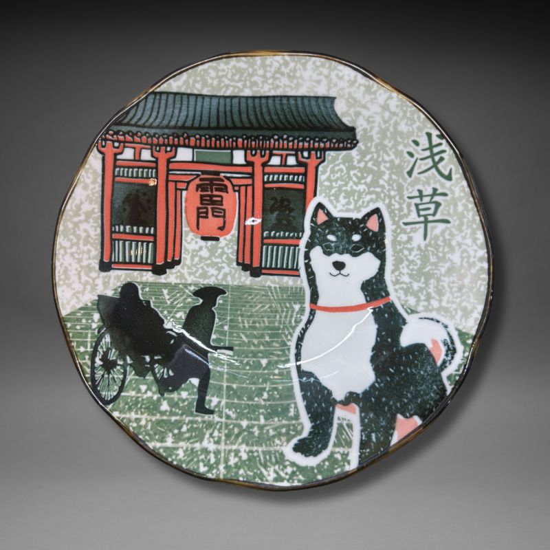 An overhead studio view of the 21 cm deep ceramic plate. The design features a black-and-tan Shiba dog standing in front of the red Kaminarimon Gate and a traditional rickshaw on a speckled grey and green background, with '浅草' (Asakusa) written vertically.