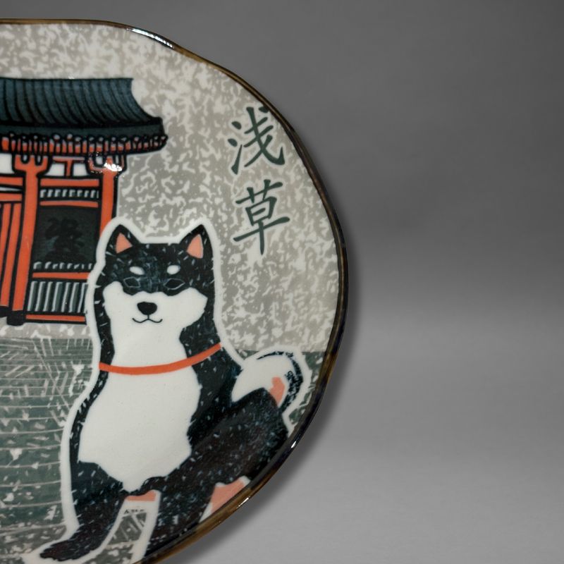 A close-up side view of the ceramic plate's interior, showing the smiling black-and-tan Shiba dog, the red Kaminarimon Gate, and the Japanese text '浅草' (Asakusa) against the speckled glaze.